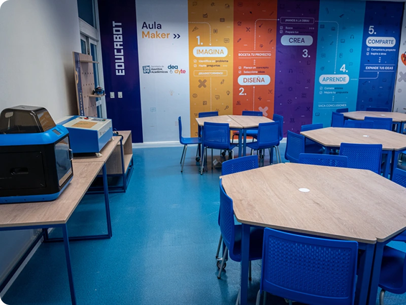 Aula Maker de Educabot, con impresora 3D y mobiliario azul