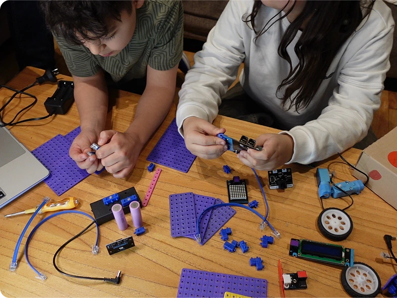 Estudiantes de primaria construyendo con kits de robótica
